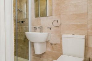 Bruser, hårtørrer, håndklæder, Sæbe