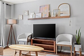Una Smart TV, una chimenea, libros