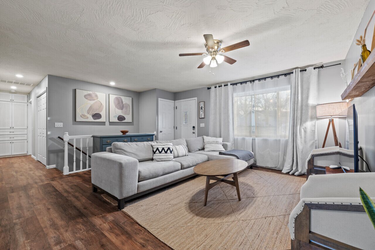 Smart TV, chimenea y libros 