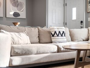 Älytelevisio, takka, kirjoja