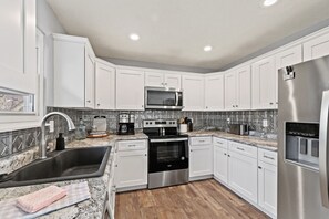 Frigorífic, microones, forn i placa de cuina 