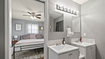 4 bedrooms, desk, iron/ironing board, free WiFi