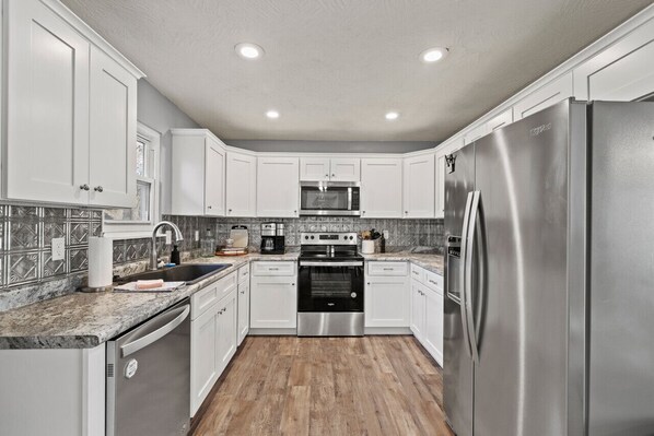 Jääkaappi, mikroaaltouuni, uuni, liesi