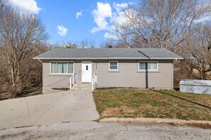 Exterior - Easy access to the interstate and all that Springfield has to offer. (Springfield)