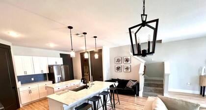 Loop, New Luxurious Large 3BR, Sleeps 9 + Parking