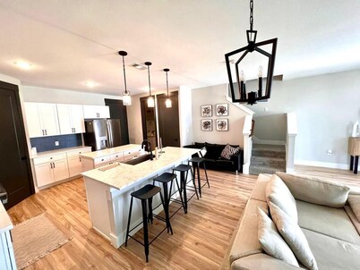 Loop, New Luxurious Large 3BR, Sleeps 9 + Parking