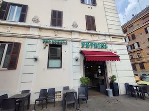 Exterior - Elegant and quiet apartment in the heart of Rome, two minutes from the metro (Roma)