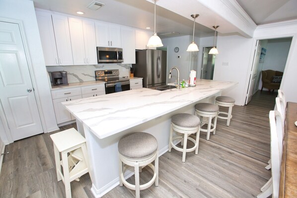 冷蔵庫、電子レンジ、オーブン、コンロ