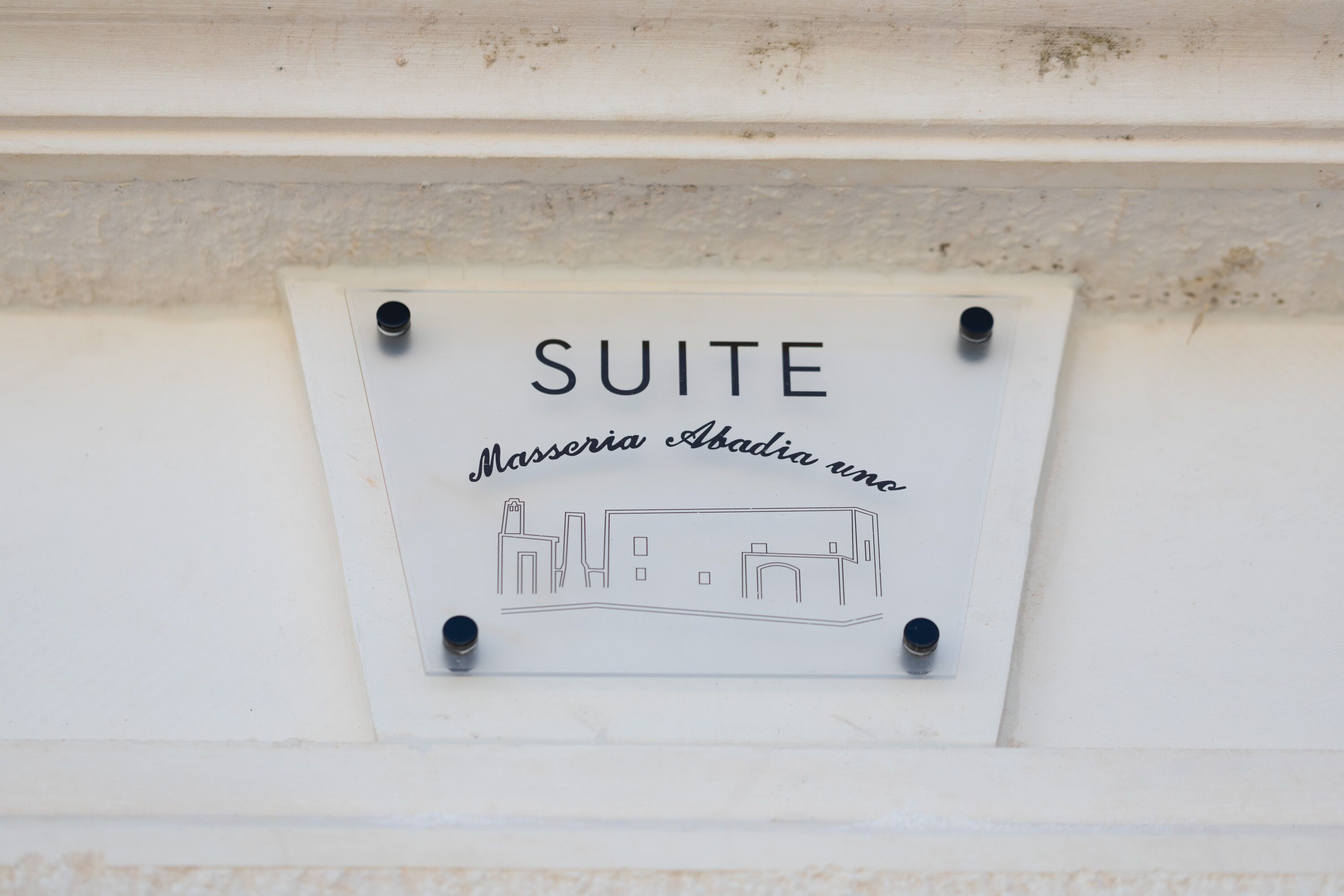 Ein Schild, das eine Suite mit einer einfachen Zeichnung eines Gebäudes anzeigt.