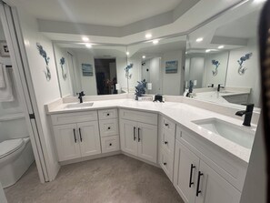 Shower, hair dryer, towels, soap - Grand Re-opening Sanddollar C102 3 BR with a king, a queen and 2 bunk bed sets. (Sanibel)