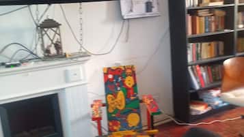 Una Smart TV, una mesa de tenis de mesa, libros