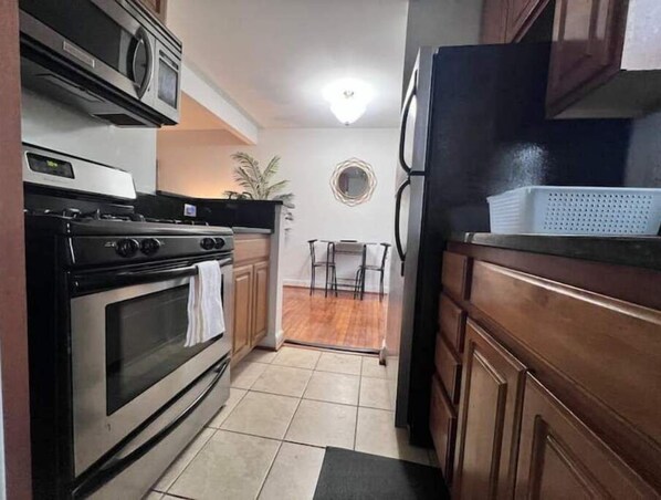 Refrigerador, microondas, horno y parrilla de estufa 