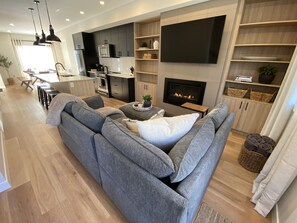 TV, caminetto, libri