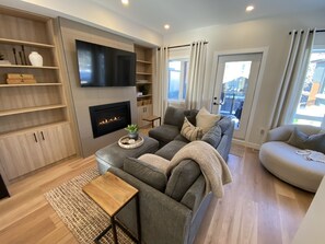 TV, fireplace, books - Carsonland Getaways Panorama BC (Panorama)
