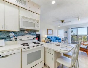 Private kitchen - Oceanfront. Duck. Affordable. (Duck)