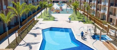 3 piscines extérieures