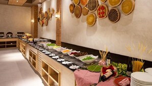 A buffet area with a variety of dishes and a wall decorated with woven baskets. - Ondas Praia Resort (Porto Seguro)