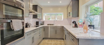 Entire 3 bedroom house in Gloucester city.