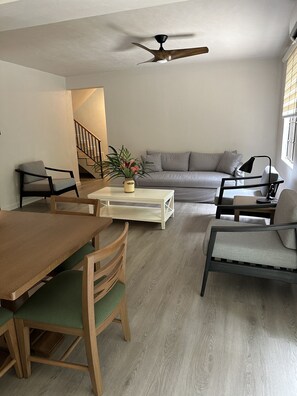 Casa geminada, 3 quartos | Cofres nos quartos, ferros/tábuas de passar roupa, Wi-Fi de cortesia