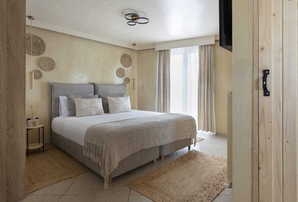 Photo inspiration: Visual Reference: Luxury Penthouse With Hot Tub In Athens Center 1 From