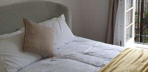 Executive Apartment | 2 bedrooms, Egyptian cotton sheets, premium bedding - No.11 The Orchid (Banbury)