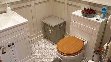 Executive Apartment | Bathroom | Hair dryer, towels