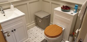 Executive Apartment | Bathroom | Hair dryer, towels - No.11 The Orchid (Banbury)