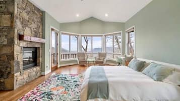4 bedrooms, desk, free WiFi, bed sheets