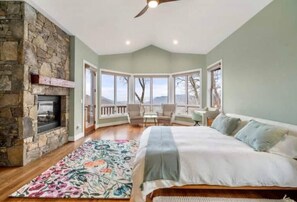 4 bedrooms, desk, free WiFi, bed sheets