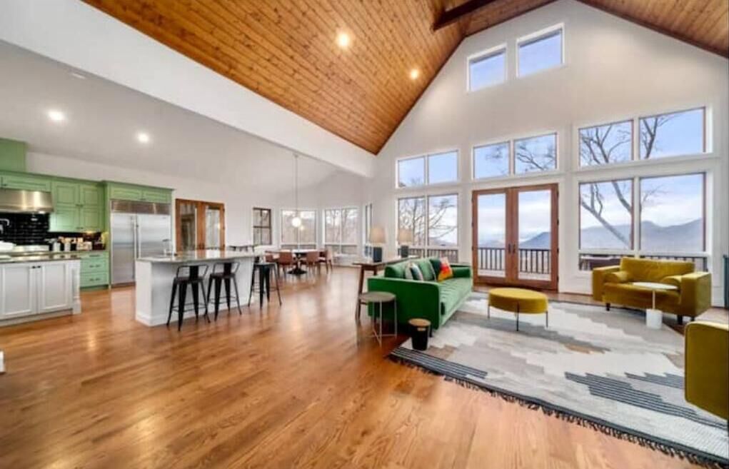 TV connectée, cheminée, livres, chaîne hi-fi