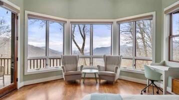 4 bedrooms, desk, free WiFi, bed sheets