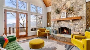 Smart TV, fireplace, books, stereo