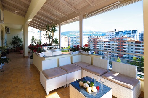 Vlore - Penthouse - Sleeps 7 - Hot Tub
