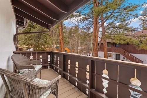 Mountain Pines Chalet: Nestled along Fall River