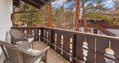 Mountain Pines Chalet: Nestled along Fall River
