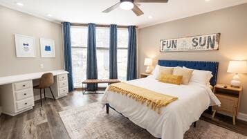 6 makuuhuonetta, tallelokero huoneessa, työpöytä, vauvan matkasänky