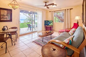 Living area - Beachfront Apartment 1 Bedroom - Mariposa (Playa Tamarindo)