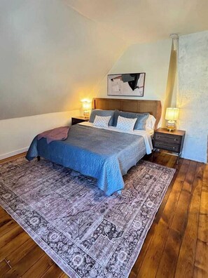3 bedrooms, iron/ironing board, WiFi, bed sheets - Elegant Brady St Home with Excellent Walkability (Milwaukee)