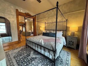 3 bedrooms, iron/ironing board, internet, bed sheets - Incredible Historic Charm and Grace (Milwaukee)
