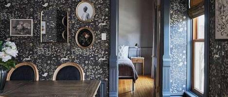 5 bedrooms, iron/ironing board, internet, bed sheets