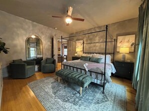 5 bedrooms, iron/ironing board, Internet, bed sheets - Gorgeous Brewers Hill Victorian (Milwaukee)