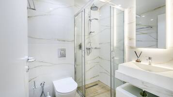 Comfort Apartment | Bathroom | Free toiletries, hair dryer, slippers, towels