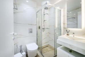 Apartemen Comfort | Kamar mandi | Perlengkapan mandi gratis, pengering rambut, sandal, dan handuk