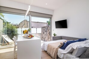 Appartamento Comfort | Area soggiorno | TV a schermo piatto 43 pollici con canali satellitari