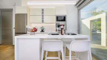 Apartamento conforto | Cozinha privada | Geladeira grande, micro-ondas, fogão, cooktop