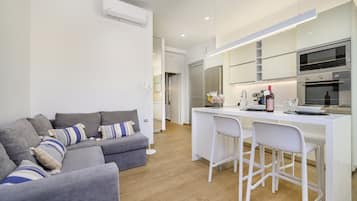 Apartamento conforto | Cozinha privada | Geladeira grande, micro-ondas, fogão, cooktop