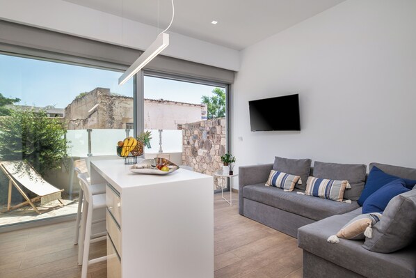 Appartamento Comfort | Area soggiorno | TV a schermo piatto 43 pollici con canali satellitari