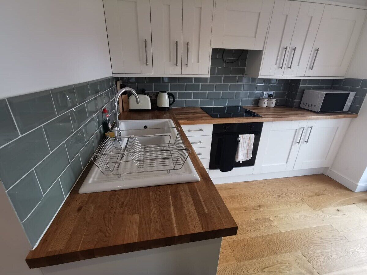 Apartemen Eksekutif | Dapur bersama | Lemari es besar, microwave, oven, dan mesin pencuci piring