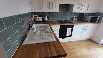 Apartemen Eksekutif | Dapur bersama | Lemari es besar, microwave, oven, dan mesin pencuci piring