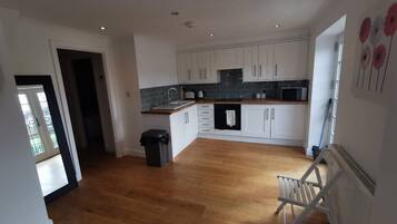 Appartement Exécutif | Cuisine partagée | Grand réfrigérateur, micro-ondes, four, lave-vaisselle